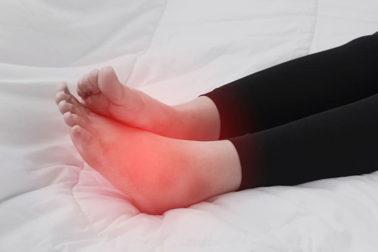 Nếu tê chân kéo dài và xuất hiện kèm một số dấu hiệu bất thường thì rất có thể do bệnh lý gây ra.