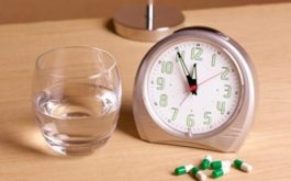 Thời điểm uống thuốc là một trong những yếu tố ảnh hưởng đến hiệu quả của thuốc