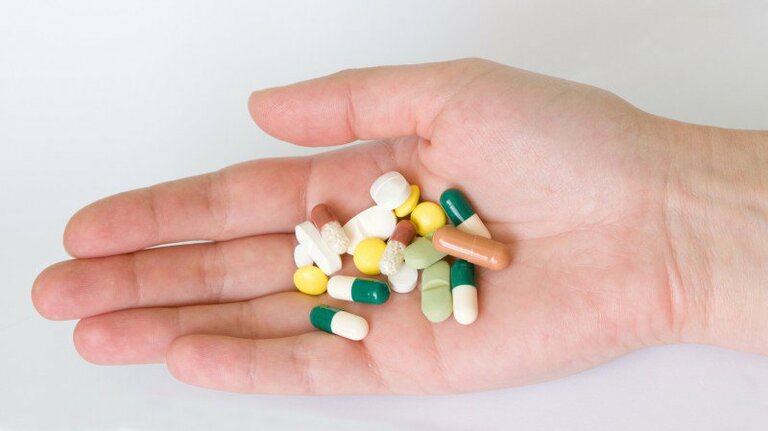 Thuốc tân dược được dùng trong những trường hợp lợi bị viêm ở mức độ nặng. Trong đó, thuốc kháng sinh là loại không thể thiếu.