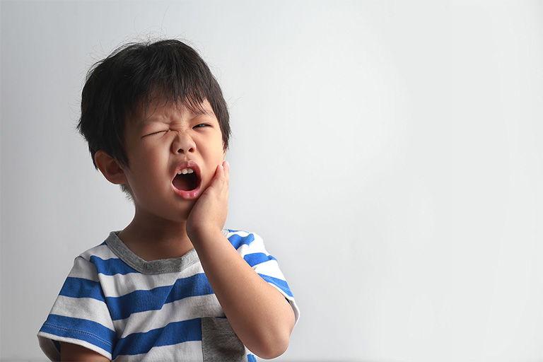Bệnh nhiệt miệng luôn mang lại nhiều cơn đau nhức khó chịu ở trẻ nhỏ khi nhai thức ăn
