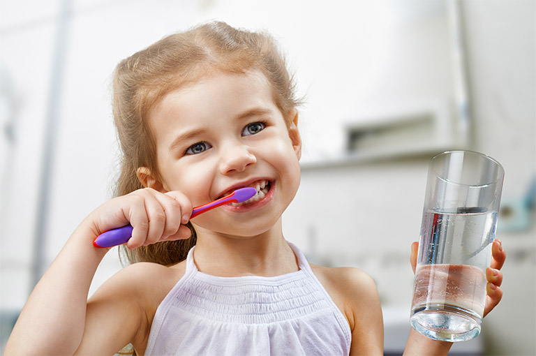 Hướng dẫn cho trẻ đánh răng nhẹ nhàng, đúng cách để tránh làm tổn thương lên lớp niêm mạc