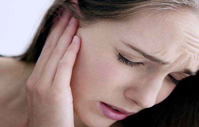 Đau và chảy dịch tai là triệu chứng điển hình