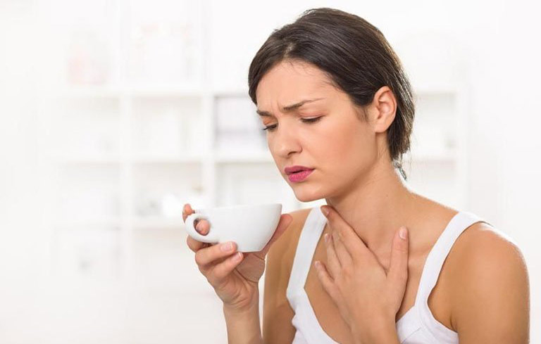 Đau họng, khàn tiếng là triệu chứng điển hình nhất của bệnh viêm thanh quản mãn tính