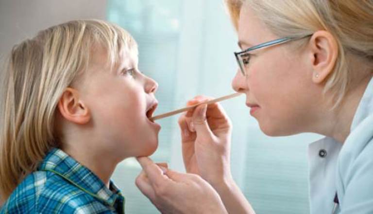 Nếu viêm lợi hoặc nhiệt miệng ở trẻ nhỏ kéo dài hơn 10 ngày không có dấu hiệu thuyên giảm thì bạn nên nhanh chóng đưa trẻ đến cơ sở y tế để kiểm tra.