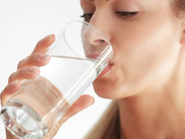 Uống đủ nước là cách đơn giản, an toàn và hiệu quả để cấp ẩm cho da nhạy cảm.
