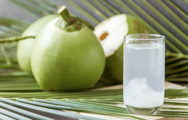 Uống nước dừa giúp kích thích kinh nguyệt ra sớm