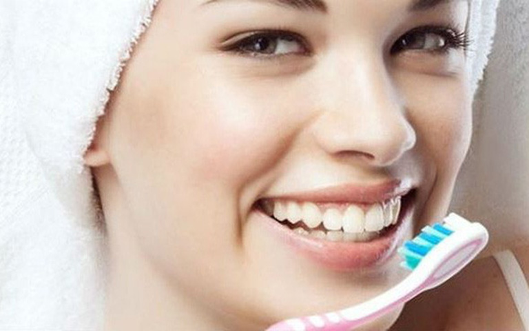 Giữ gìn vệ sinh răng miệng sạch sẽ giúp ngăn ngừa tình trạng sâu răng tiến triển nặng 