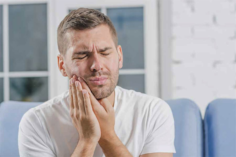 Người bệnh luôn phải chịu đựng những cơn đau nhói ở răng miệng khi mắc bệnh viêm chân răng ở mủ