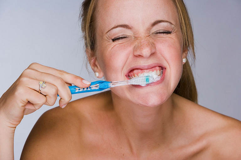Vệ sinh răng miệng không thường xuyên hoặc không đúng cách