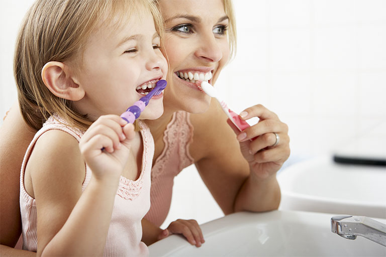 Làm sạch vệ sinh răng miệng ít nhất 2 lần mỗi ngày để phòng ngừa chứng viêm nướu răng