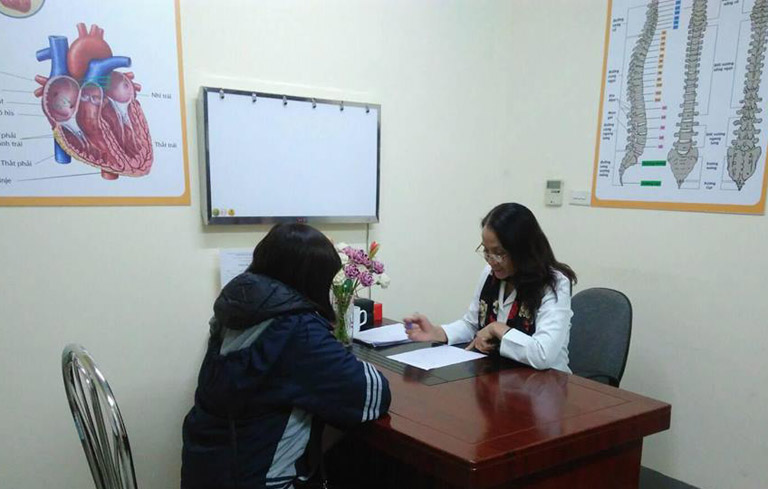 Bác sĩ Lê Phương khám cho nữ bệnh nhân mắc phụ khoa tại trung tâm