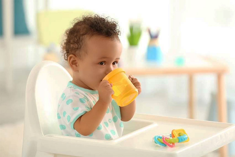 Cho trẻ uống nhiều nước để cải thiện tình trạng viêm lở loét miệng lưỡi