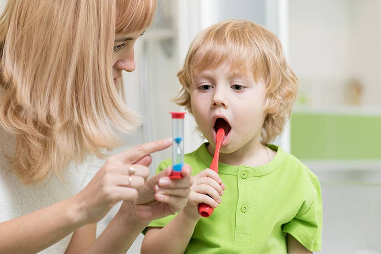 Tập cho trẻ thói quen vệ sinh răng miệng ít nhất 2 lần mỗi ngày vào mỗi buổi sáng thức dậy và buổi tối trước khi đi ngủ