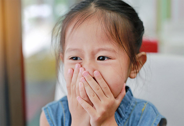 Trẻ luôn có cảm giác khó chịu, đau đớn khi miệng lưỡi bị lở loét