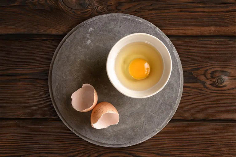 Các vết đốm đen cho nám gây ra dần được đẩy lùi nếu bạn biết đến sự kết hợp giữa lòng đỏ trứng gà tươi và vitamin E
