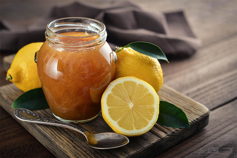 Kết hợp vitamin E cùng với mật ong nguyên chất và chanh tươi để cải thiện tình trạng nám da