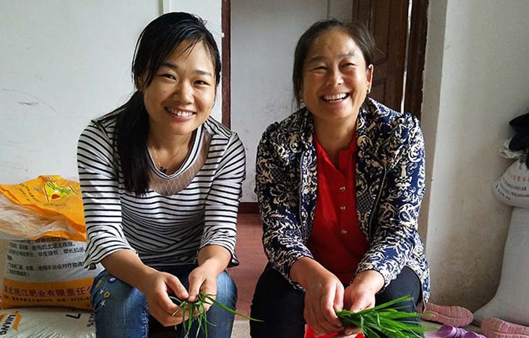 Chị Nhung (bên trái) từng rất mệt mỏi vì bệnh viêm lộ tuyến cố tử cung