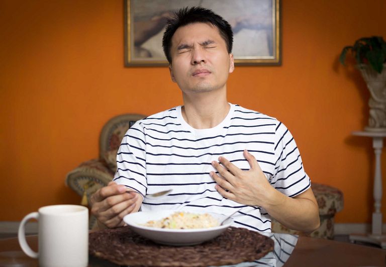 Khó nuốt là triệu chứng của trào ngược dạ dày