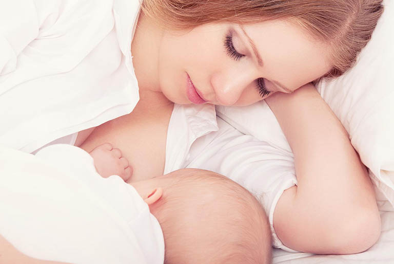 Cho trẻ bú sữa mẹ ngay sau sinh sinh