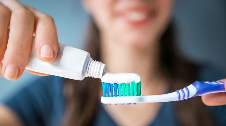 Thường xuyên vệ sinh răng miệng sạch sẽ bằng cách đánh răng mỗi ngày ít nhất 2 lần và tối đa 3 lần