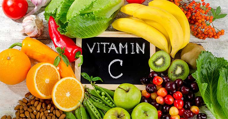 Vitamin C là một trong những dưỡng chất không thể vắng mặt trong việc cải thiện và phòng ngừa bệnh nhiệt miệng