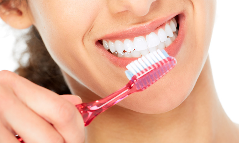 Thường xuyên vệ sinh răng miệng ít nhất 2 lần mỗi ngày vào mỗi buổi sáng và buổi tối trước khi đi ngủ