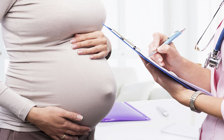 Đi khám thai định kỳ để kiểm tra sức khỏe của cả mẹ và bé, từ đó có các biện pháp can thiệp đúng cách