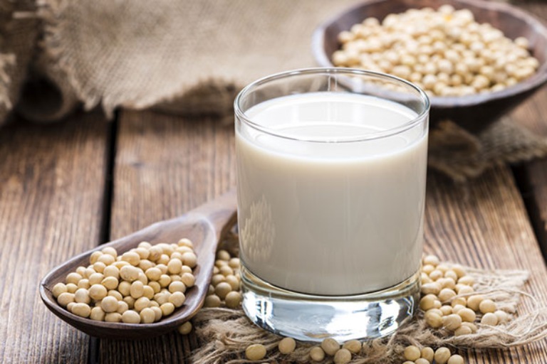 Sữa đậu nành có hàm lượng purin người bị gout tuyệt đối nên hạn chế sử dụng