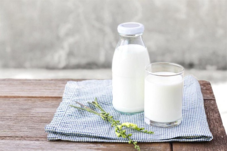 Người bị gout nên duy trì thói quen uống sữa mỗi ngày sẽ có tác dụng hỗ trợ điều trị bệnh