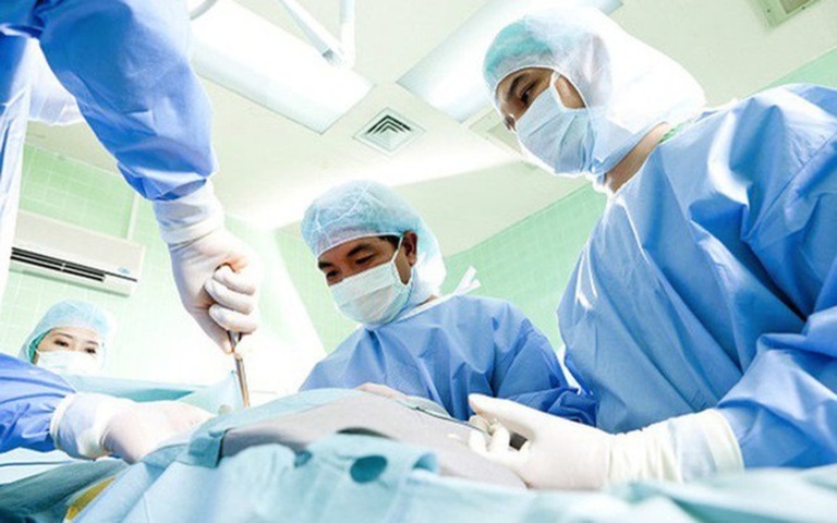 Sau khi mổ thoát vị đĩa đệm, người bệnh sẽ bị đau và tê ở vị trí phẫu thuật.