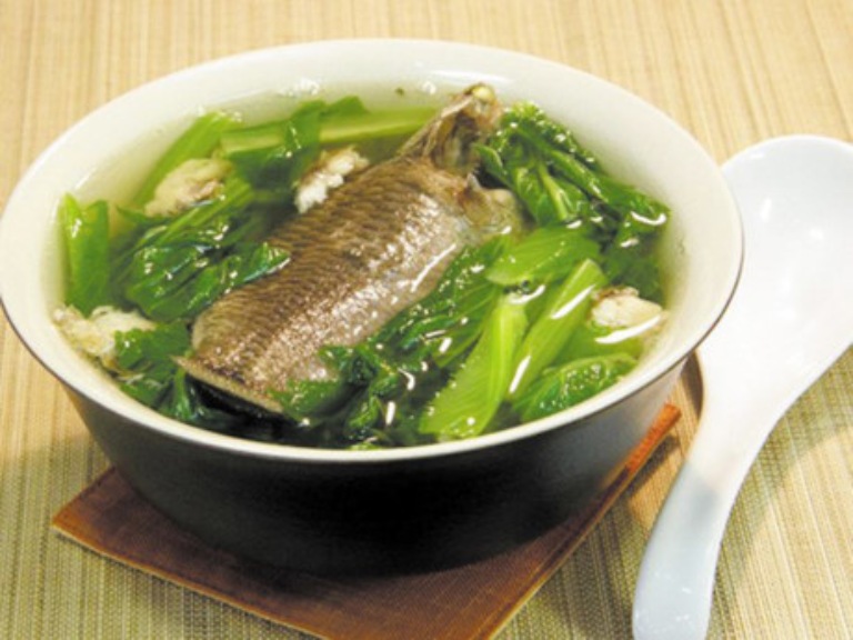 Cải xanh nấu cá rô đồng là món ăn giúp bổ sung dưỡng chất cần thiết cho người bị gout