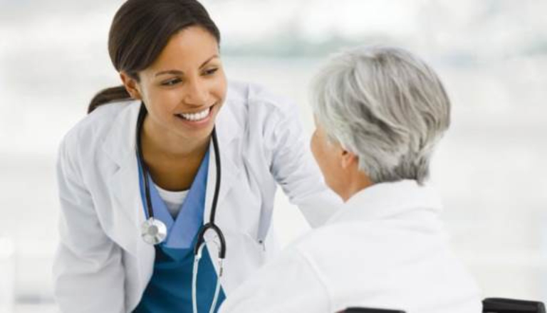 Khi bị gout bạn nên đến gặp bác sĩ chuyên khoa tiến hành thăm khám và hướng dẫn điều trị