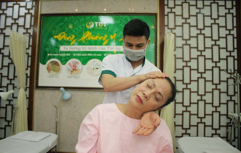 NSUT Hương Dung trị liệu mất ngủ tại Trung tâm Thuốc dân tộc