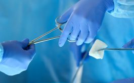 Phẫu thuật chữa viêm cột sống dính khớp chỉ được áp dụng trong một số trường hợp nhất định vì tồn tại nhiều rủi ro cho sức khỏe.