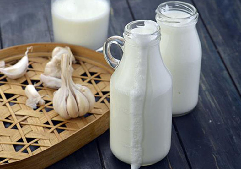 Uống sữa tỏi giúp đẩy lùi các cơn đau nhức do bệnh đau thần kinh tọa gây ra
