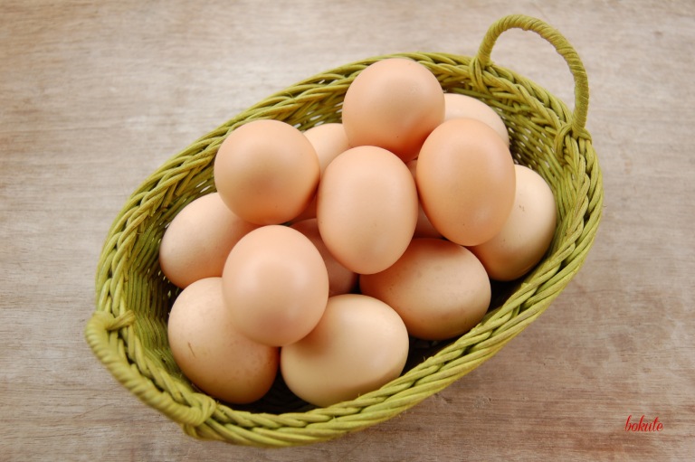 Trứng gia cầm cũng là nhóm thực phẩm người bệnh nên hạn chế sử dụng