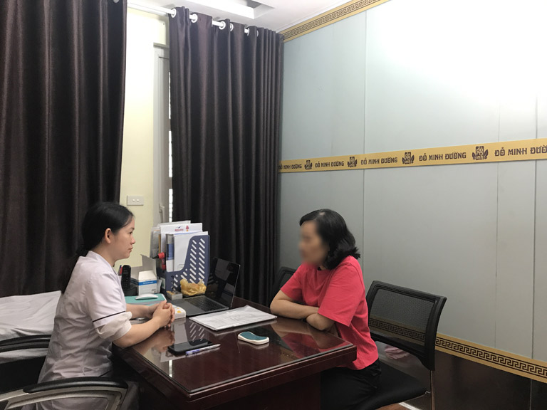 BS Ngô Thị Hằng trực tiếp thăm và tư vấn bệnh cho cô Hạnh