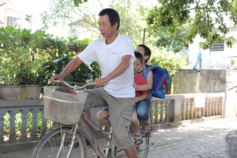 Hiện tại chú Đăng đã có thể đạp xe đưa các cháu nhỏ đi học, cuộc sống trở lại bình thường
