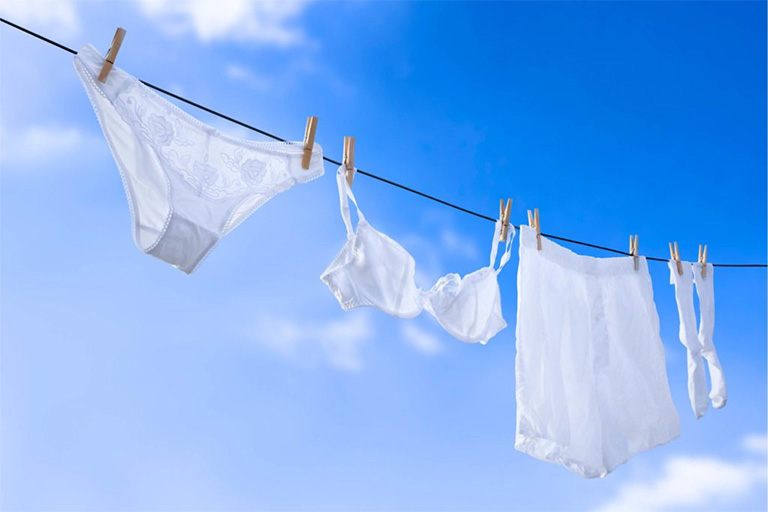 Người bị viêm niệu đạo nên mặc quần áo rộng rãi và thoáng mát, nhất là quần lót, cần phơi nắng cho khô cũng như loại bỏ vi khuẩn gây hại