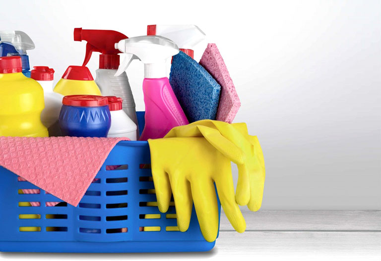 Sử dụng vật dụng bảo hộ nếu tính chất công việc thường xuyên phải tiếp xúc với hóa chất hay chất tẩy rửa