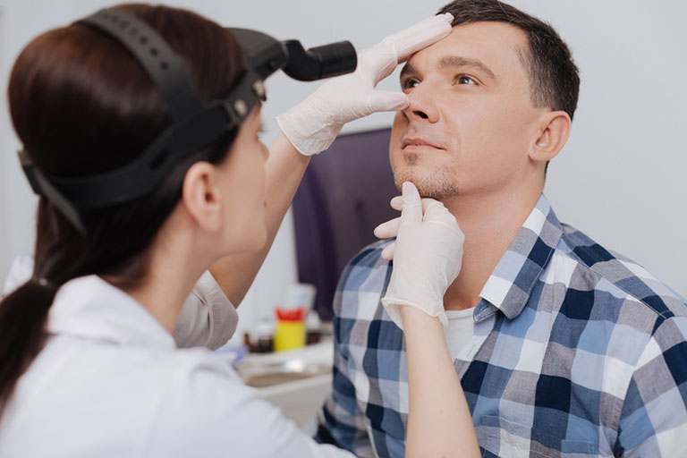 Chủ động thăm khám bác sĩ tai mũi họng khi xuất hiện bất kỳ triệu chứng bất thường trong quá trình điều trị polyp mũi