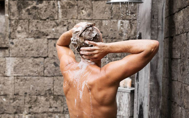 Luôn giữ cơ thể ở trạng thái sạch sẽ thông qua việc tắm rửa mỗi ngày ít nhất 1 lần và nên sử dụng thêm sữa tắm chuyên dụng để gia tăng công dụng