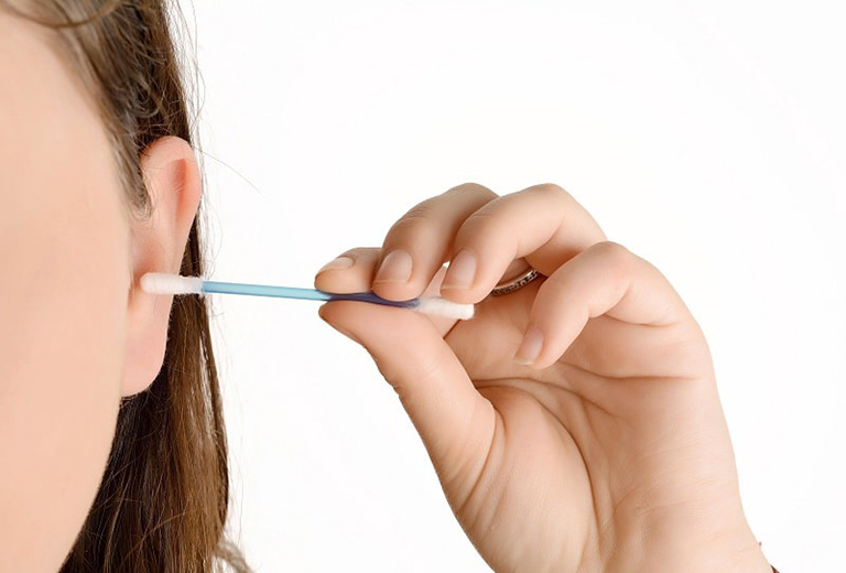 Thói quen vệ sinh ống tai không đúng cách cũng có thể là yếu tố khiến bệnh viêm tai ngoài trở nên nghiêm trọng hơn