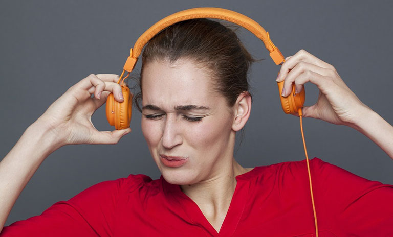 Hạn chế đeo tai phone cũng như nghe âm lượng quá lớn trong quá trình điều trị viêm tai trong