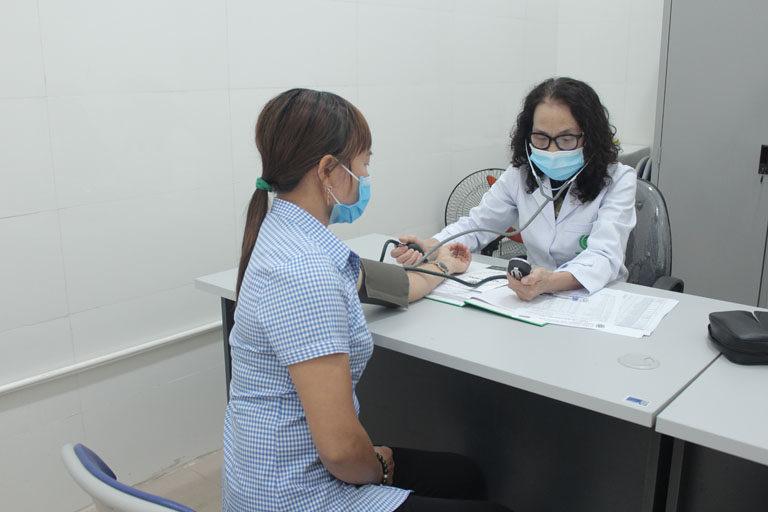 Bác sĩ Lê Phương khám và tư vấn điều trị cho bệnh nhân