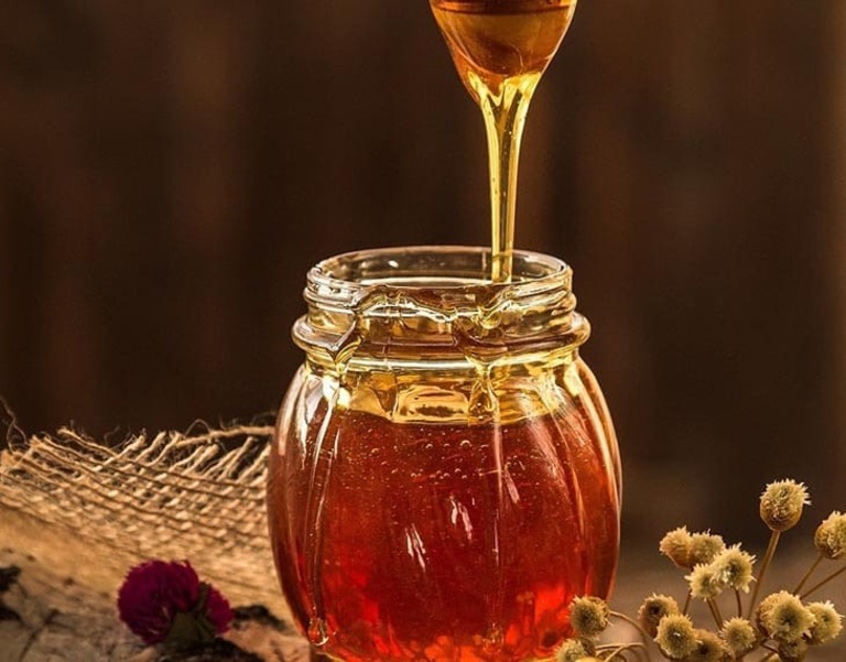 Ngâm với mật ong nguyên chất trong bình thủy tinh để đảm bảo an toàn cho người sử dụng và giữ được dưỡng chất