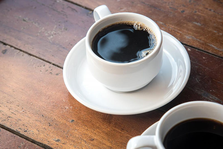 Nếu có thói quen sử dụng nhiều chất kích thích như cà phê thì bạn nên điều chỉnh liều lượng sử dụng để không làm ảnh hưởng đến quá trình điều trị bệnh sốt xuất huyết