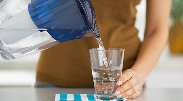 Người bị sốt xuất huyết cần uống đủ lượng nước để cân bằng điện giải cũng như hỗ trợ làm giảm nhiệt độ thân nhiệt