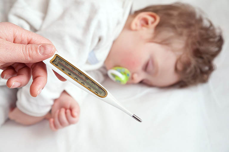 Sốt xuất huyết khiến trẻ nhỏ đột ngột sốt cao và sốt liên tục
