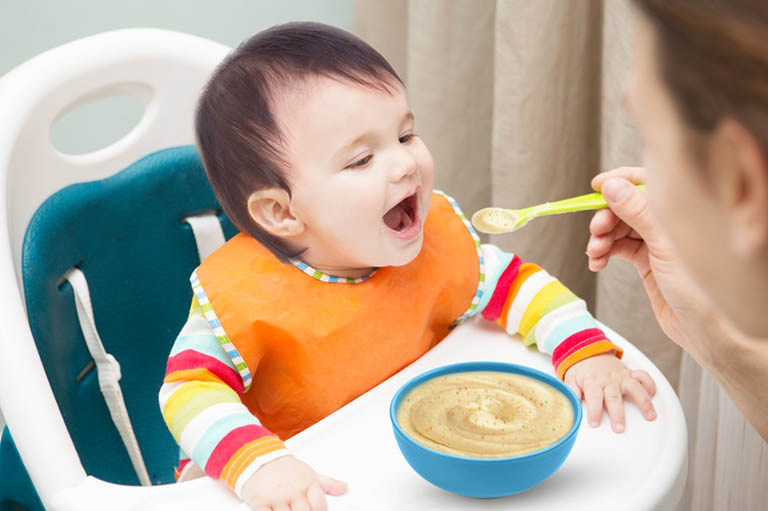 Cho trẻ ăn thức ăn lỏng dễ tiêu hóa và đầy đủ chất dinh dưỡng